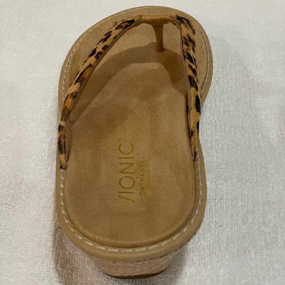 Vionic Grenada Tan Leopard Wedge Sandal size 6 - Picture 8 of 16